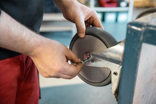 In volatilen Zeiten ist Zuverlässigkeit wichtiger denn je. In der Intralogistik müssen mobile Behälter möglichst immer einsatzbereit sein. In volatilen Zeiten ist Zuverlässigkeit wichtiger denn je. In der Intralogistik müssen mobile Behälter möglichst immer einsatzbereit sein.