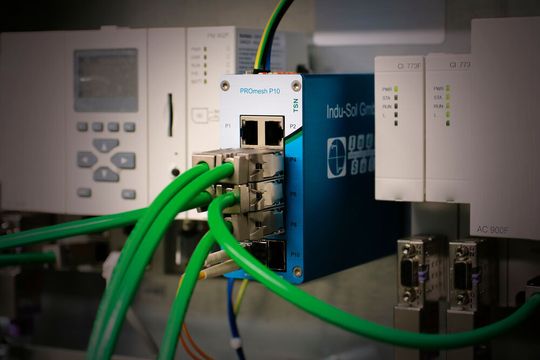 Managed Industrial Ethernet Switch PROmesh P10. Backplane Kapazität: 51,2 Gbit/s, Throughput:19,3 Mpps., Buffer Size: 2 MBit und Buffer Pagesize: 256Byte.