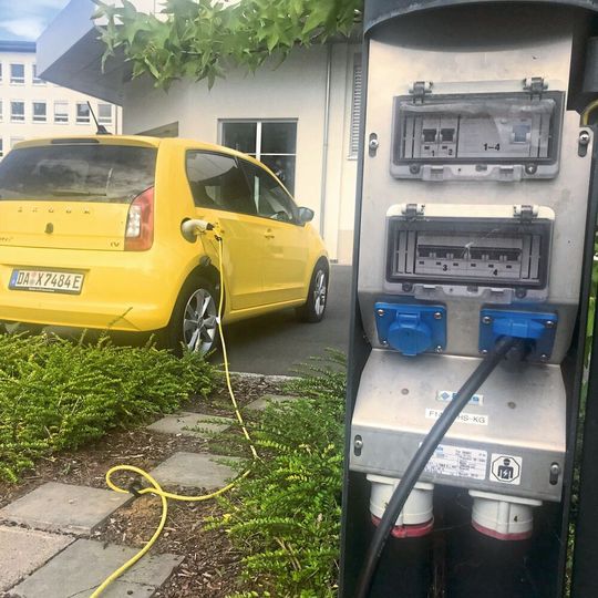 E-Autos gehören inzwischen zum Alltag. Die zahl der Zulassungen steigt, gleichzeitig sinken die Emissionswerte und damit die Gefahr von CO2-Strafzahlungen. E-Autos gehören inzwischen zum Alltag. Die zahl der Zulassungen steigt, gleichzeitig sinken die Emissionswerte und damit die Gefahr von CO2-Strafzahlungen.
