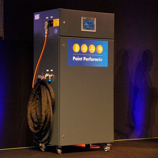 Der Paint PerformAir von Akzo Nobel verspricht höhere Effizienz für die Lackierkabine dank temperierter und befeuchteter Druckluft. Der Paint PerformAir von Akzo Nobel verspricht höhere Effizienz für die Lackierkabine dank temperierter und befeuchteter Druckluft.