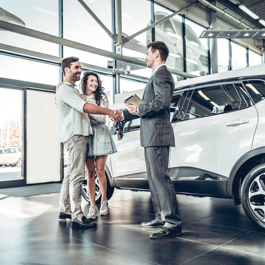 Mehr als nur Fahrzeugverkauf: Bei E-Autos müssen Verkäufer über zusätliches Wissen rund um die Elektromobilität verfügen. Mehr als nur Fahrzeugverkauf: Bei E-Autos müssen Verkäufer über zusätliches Wissen rund um die Elektromobilität verfügen.