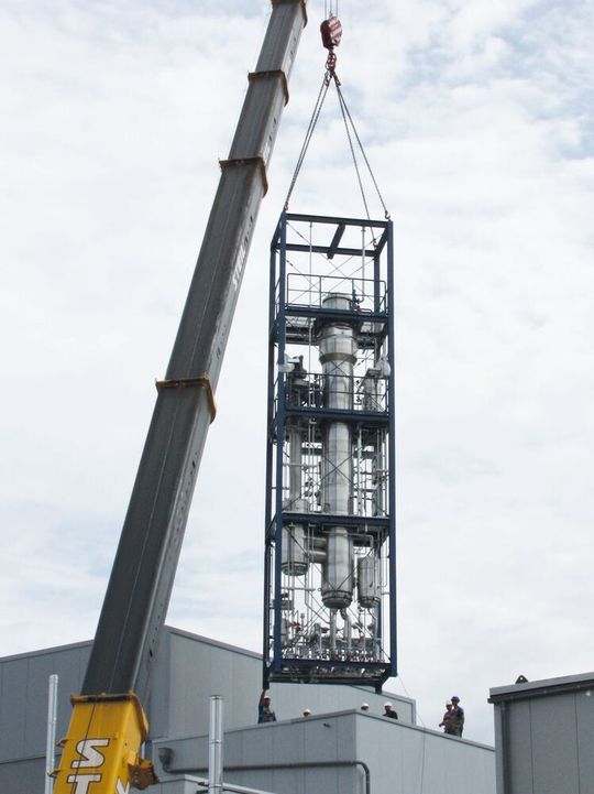 Fallstromverdampfer beim Einheben in das Gebäude. Fallstromverdampfer beim Einheben in das Gebäude.