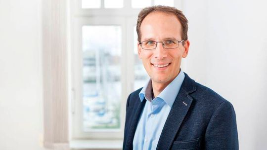 Projektleiter Prof. Alexander Mattes erklärt die Vorteile: „Die additive Fertigung ermöglicht Geometrien, die mit konventionellen Verfahren nicht realisierbar wären, die spanenden Verfahren besondere Oberflächenqualitäten.“ Projektleiter Prof. Alexander Mattes erklärt die Vorteile: „Die additive Fertigung ermöglicht Geometrien, die mit konventionellen Verfahren nicht realisierbar wären, die spanenden Verfahren besondere Oberflächenqualitäten.“