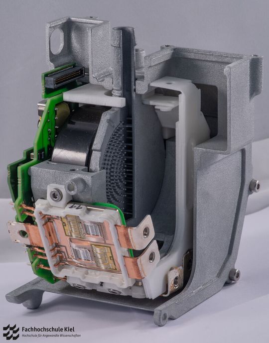 Eine Anwendung, die mit der Fertigungszelle hergestellt werden soll, ist die hochintegrierte Kühlung eines E-Antriebs. Eine Anwendung, die mit der Fertigungszelle hergestellt werden soll, ist die hochintegrierte Kühlung eines E-Antriebs.