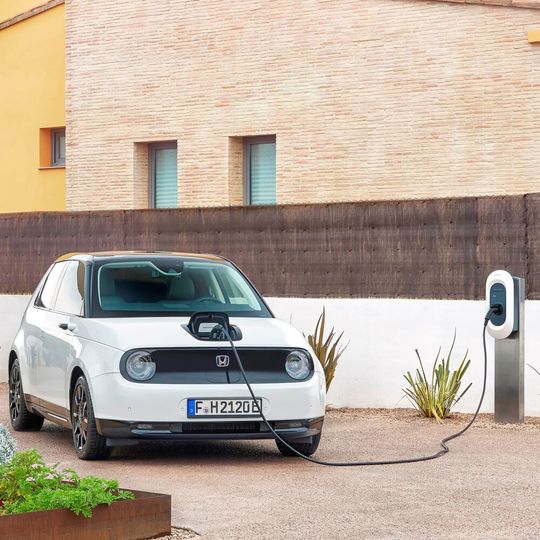 Honda bietet den E in zwei Varianten an. Honda bietet den E in zwei Varianten an.