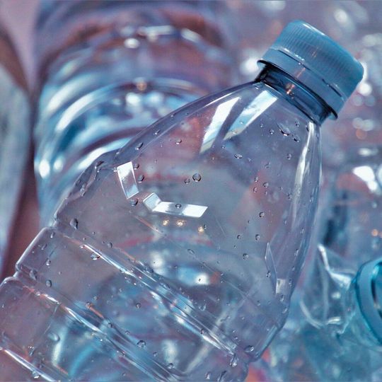 Da Nanocellulose sehr gute Barriereeigenschaften für Sauerstoff und Mineralöle aufweist, kann sie folglich Barrierematerialien aus fossilen Rohstoffen ersetzen. Da Nanocellulose sehr gute Barriereeigenschaften für Sauerstoff und Mineralöle aufweist, kann sie folglich Barrierematerialien aus fossilen Rohstoffen ersetzen.