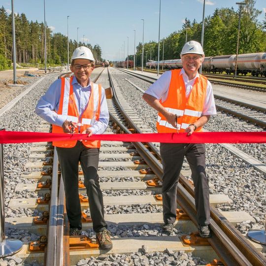 Gemeinsam mit Christian Kubasch, Geschäftsleiter Infrastruktur der Südostbayernbahn, zerschnitt Geschäftsleiter Langhammer ein rotes Band. Gemeinsam mit Christian Kubasch, Geschäftsleiter Infrastruktur der Südostbayernbahn, zerschnitt Geschäftsleiter Langhammer ein rotes Band.