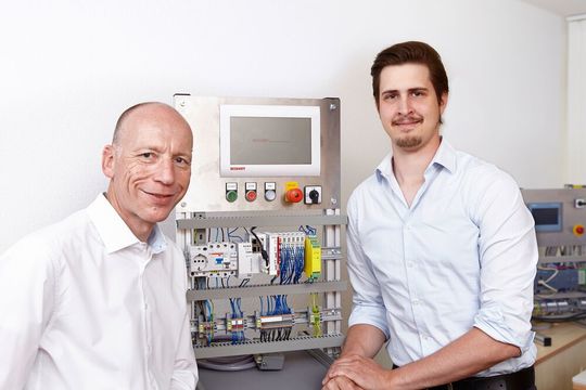 MGA-Geschäftsführer Lorenz Arnold (l.) mit Projektleiter Marius Ritter im Entwicklungslabor. MGA-Geschäftsführer Lorenz Arnold (l.) mit Projektleiter Marius Ritter im Entwicklungslabor.