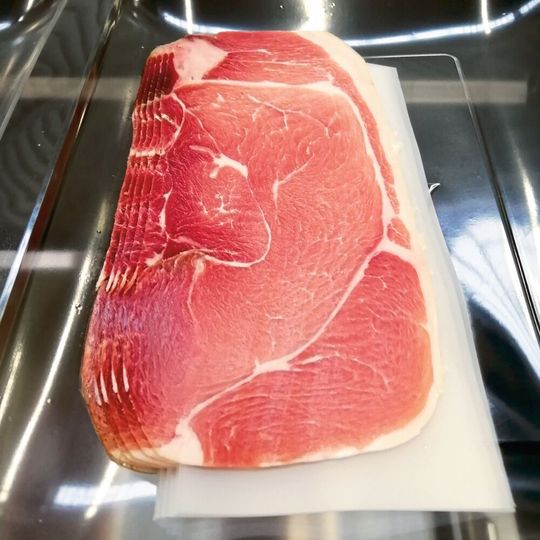 Hochwertige Wurstprodukte von Ramón Ventulà werden ab Mai von einer vollautomatischen Gea-Produktionslinie in Scheiben geschnitten und verpackt. Hochwertige Wurstprodukte von Ramón Ventulà werden ab Mai von einer vollautomatischen Gea-Produktionslinie in Scheiben geschnitten und verpackt.