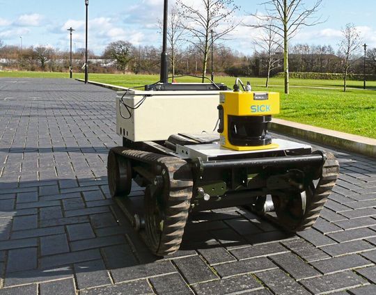Dieser mobile Roboter ist mit einem Lidar-Sensor ausgestattet, der es ihm ermöglicht, die Umgebung zu kartieren und Hindernissen auszuweichen. Dieser mobile Roboter ist mit einem Lidar-Sensor ausgestattet, der es ihm ermöglicht, die Umgebung zu kartieren und Hindernissen auszuweichen.