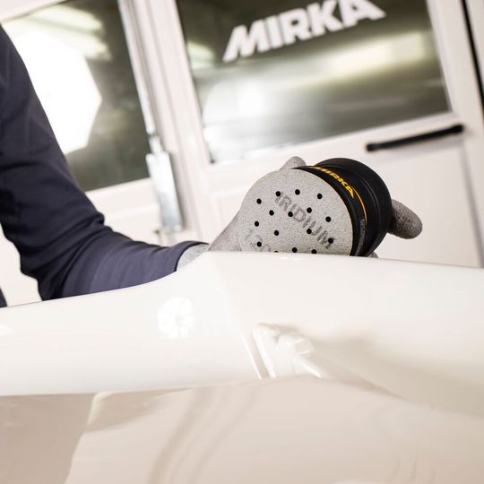 Die sogenannte „Precision Coating“-Technologie soll beim neuen Schleifmittel „Iridium-77mm-Multihole” für eine längere Standzeit und höhere Schleifleistung sorgen. Die sogenannte „Precision Coating“-Technologie soll beim neuen Schleifmittel „Iridium-77mm-Multihole” für eine längere Standzeit und höhere Schleifleistung sorgen.