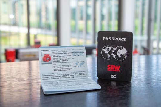 Um den Kunden die Übersicht zu erleichtern und den Export zu vereinfachen stellte SEW-Eurodrive Germany jetzt einen „Reisepass“ der Globalmotoren mit allen Sichtvermerken und Visa aus.