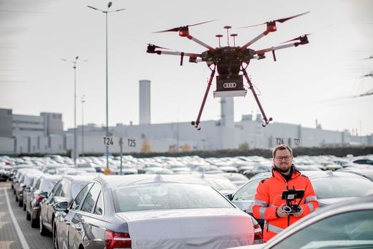 Überwachung einer Drohne, die autonom die Versandflächen mit geparkten Fahrzeugen am Audi-Standort Neckersulm überfliegt. Überwachung einer Drohne, die autonom die Versandflächen mit geparkten Fahrzeugen am Audi-Standort Neckersulm überfliegt.