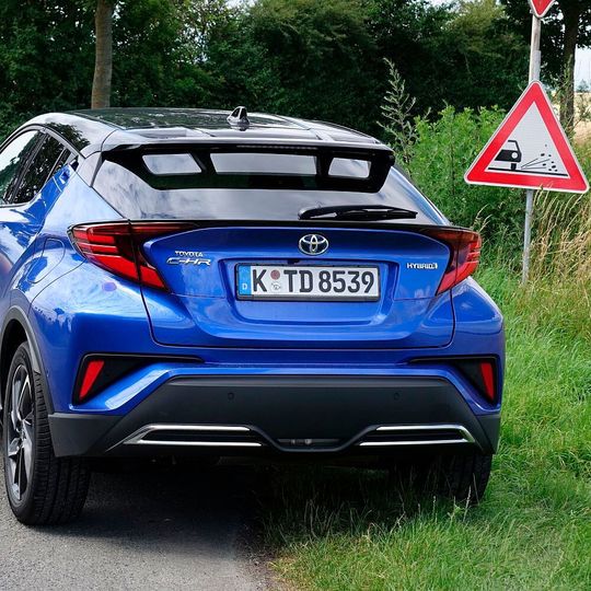 Wirbelt jetzt mehr Staub auf: der Toyota C-HR als Dynamic-Force-Hybrid. Wirbelt jetzt mehr Staub auf: der Toyota C-HR als Dynamic-Force-Hybrid.