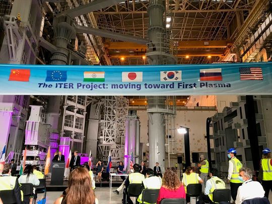Am 28. Juli 2020 fiel der Statrschuss für den Fusionsreaktor. 3000 Menschen sollen ihn in den nächsten Jahren zusammenbauen. Am 28. Juli 2020 fiel der Statrschuss für den Fusionsreaktor. 3000 Menschen sollen ihn in den nächsten Jahren zusammenbauen.