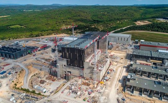 Seit 2010 wird an der ITER-Anlage gebaut. Nun hat man mit dem eigentlichen Reaktor begonnen.
