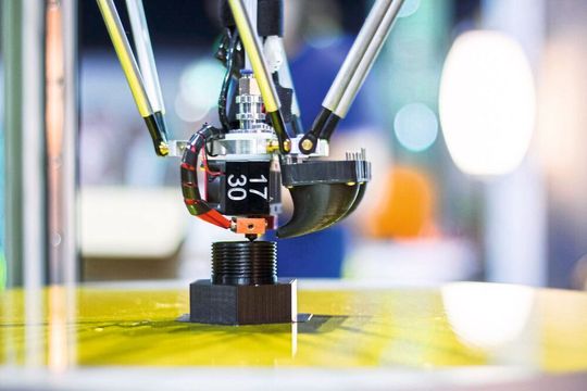 Mithilfe eines hauseigenen 3D-Druckers erstellt das RRP-Team in kürzester Zeit ein Muster zur Ansicht oder für Verbauversuche. Mithilfe eines hauseigenen 3D-Druckers erstellt das RRP-Team in kürzester Zeit ein Muster zur Ansicht oder für Verbauversuche.