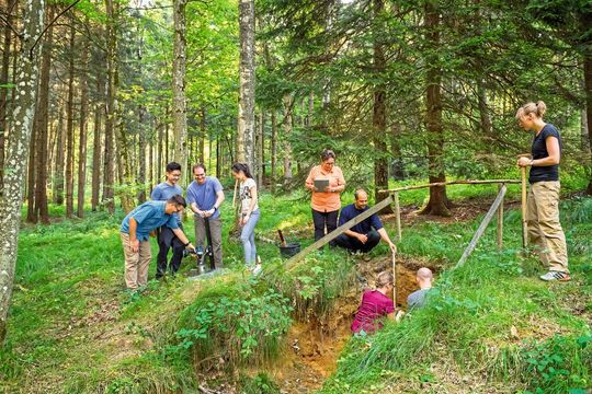 Frau Prof. Koegel-Knabner mit Studierenden und Promovierenden bei der Bodenprobenentnahme im Freisinger Waldgebiet. Frau Prof. Koegel-Knabner mit Studierenden und Promovierenden bei der Bodenprobenentnahme im Freisinger Waldgebiet.