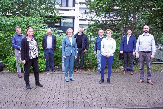 Das Team: (v.l.) Prof. Philipp Ströbel (UMG), Prof. Frauke Alves (UMG), Dr. Heiko Richter (LLS Rowiak), Dr. Birgitta Stolze (LLS Rowiak), Prof. Christoph Rußmann (HAWK), Prof. Bernd Stock (HAWK), Natalya Hartig (HAWK), Philipp Nolte (HAWK), Dr. Christian Dullin (UMG). Das Team: (v.l.) Prof. Philipp Ströbel (UMG), Prof. Frauke Alves (UMG), Dr. Heiko Richter (LLS Rowiak), Dr. Birgitta Stolze (LLS Rowiak), Prof. Christoph Rußmann (HAWK), Prof. Bernd Stock (HAWK), Natalya Hartig (HAWK), Philipp Nolte (HAWK), Dr. Christian Dullin (UMG).