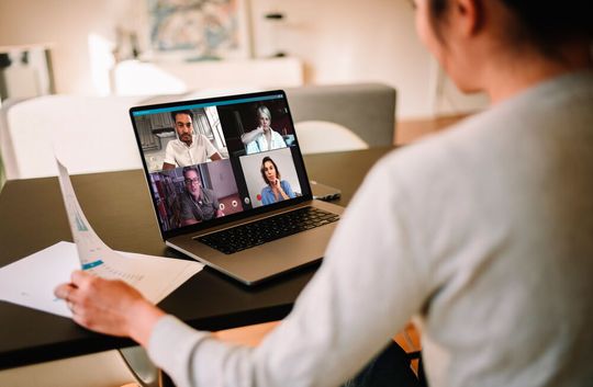 Über digitale Kanäle konnten Kundengespräche, aber auch die Kommunikation unter den Mitarbeitern effizienter und zum Teil auch intensiver gestaltet werden. Über digitale Kanäle konnten Kundengespräche, aber auch die Kommunikation unter den Mitarbeitern effizienter und zum Teil auch intensiver gestaltet werden.
