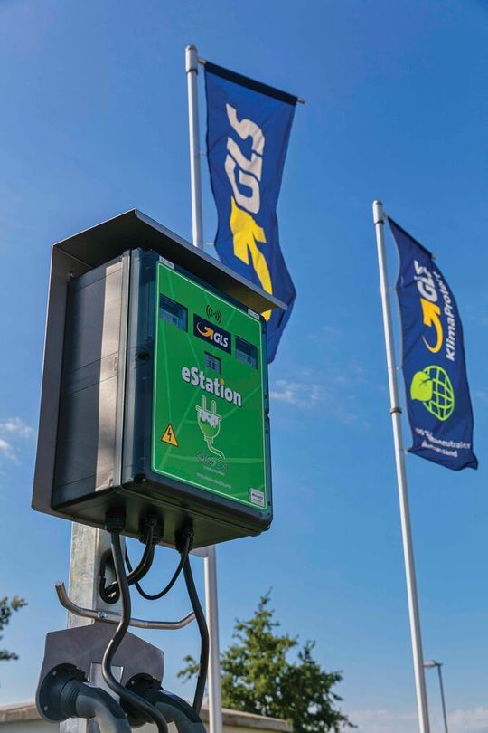 Neben der Anschaffung der E-Fahrzeuge wurde am GLS-Depot in Karlsruhe auch die nötige Infrastruktur eingerichtet. Neben der Anschaffung der E-Fahrzeuge wurde am GLS-Depot in Karlsruhe auch die nötige Infrastruktur eingerichtet.