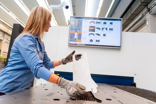 Künstliche Intelligenz unterstützt Mitarbeiter bei der Blechentnahme. Künstliche Intelligenz unterstützt Mitarbeiter bei der Blechentnahme.