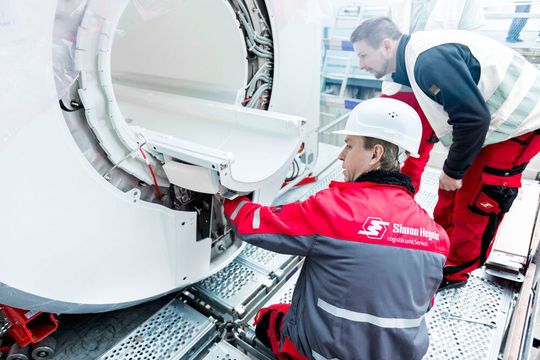 Der sichere Transport eines Magnetresonanztomopraphen (MRT) gehört zum Leistungsportfolio des neuen französischen Unternehmens von Simon Hegele. Der sichere Transport eines Magnetresonanztomopraphen (MRT) gehört zum Leistungsportfolio des neuen französischen Unternehmens von Simon Hegele.