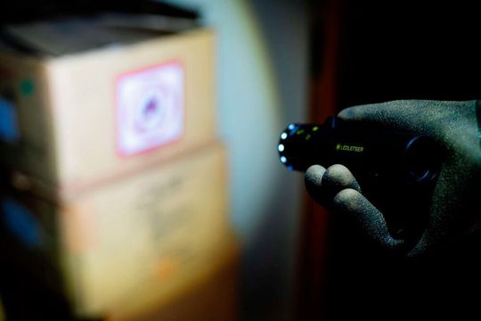 Bringen Helligkeit in die dunkelsten Winkel eines Lagers: die leichten Taschenlampen der „iL“-Serie von Ledlenser. Bringen Helligkeit in die dunkelsten Winkel eines Lagers: die leichten Taschenlampen der „iL“-Serie von Ledlenser.