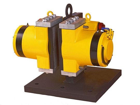 Mit Klemmkräften von bis zu 560.000 N stoßen die neu ins Portfolio aufgenommen Bremssattel-Baureihen HS/HW 145, HS/HW 165 und HS/HW 215 von Ringspann in die oberen Sphären des Schwermaschinenbaus vor. Das Bild zeigt ein Festsattel-Modell der HW-Serie.