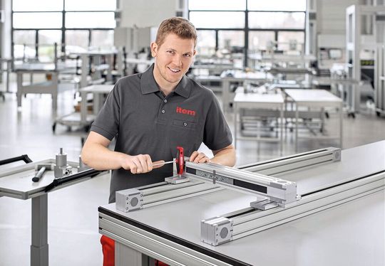 Mit den Kreuzschlittenplatten KLE 6 60x60 und 8 80x80 lassen sich Mehrachs-Systeme auf Basis der Item Lineareinheit KLE schnell und einfach konstruieren, aufbauen und in Betrieb nehmen. Mit den Kreuzschlittenplatten KLE 6 60x60 und 8 80x80 lassen sich Mehrachs-Systeme auf Basis der Item Lineareinheit KLE schnell und einfach konstruieren, aufbauen und in Betrieb nehmen.