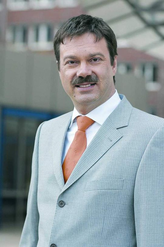 Dataport-Chef Matthias Kammer bereitet den kommunalen IT-Dienstleister auf die Dienstleistungsrichtlinie vor Dataport-Chef Matthias Kammer bereitet den kommunalen IT-Dienstleister auf die Dienstleistungsrichtlinie vor