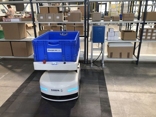 Selbst kürzeste Stopps reichen aus, um den Roboter „SHERPA-B“ effizient mit Energie zu versorgen. Selbst kürzeste Stopps reichen aus, um den Roboter „SHERPA-B“ effizient mit Energie zu versorgen.