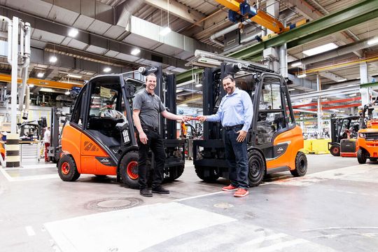 Nach 18 Jahren endete am 1. Juli 2020 mit der symbolischen Staffelstabübergabe die Ära der verbrennungsmotorischen Staplerbaureihe 392/393 im Traglastbereich von 2,0 bis 3,5 t. Nach 18 Jahren endete am 1. Juli 2020 mit der symbolischen Staffelstabübergabe die Ära der verbrennungsmotorischen Staplerbaureihe 392/393 im Traglastbereich von 2,0 bis 3,5 t.