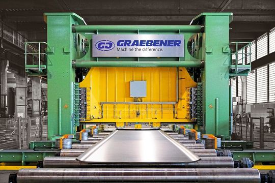 2-Seiten-Anbiegepresse von Graebener für das beidseitige Anbiegen im Taktverfahren. 2-Seiten-Anbiegepresse von Graebener für das beidseitige Anbiegen im Taktverfahren.
