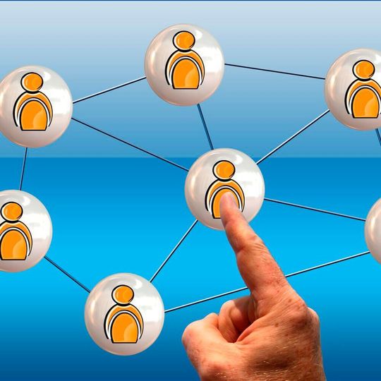 Beim Delegated Proof of Stake werden die Validierer über eine Wahl bestimmt. Das Stimmrecht aller Teilnehmer wird nach der Anzahl der Token in ihrem Wallet gewichtet. Beim Delegated Proof of Stake werden die Validierer über eine Wahl bestimmt. Das Stimmrecht aller Teilnehmer wird nach der Anzahl der Token in ihrem Wallet gewichtet.