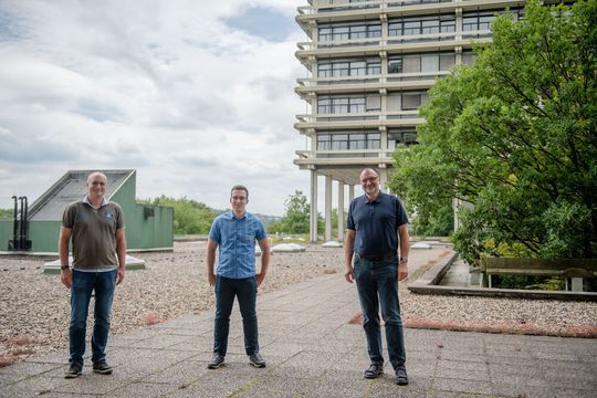 Holger Ruland, Daniel Laudenschleger und Martin Muhler (von links) kooperierten für eine Studie, die die Vorgänge bei der Methanolsynthese genauer unterstucht. Holger Ruland, Daniel Laudenschleger und Martin Muhler (von links) kooperierten für eine Studie, die die Vorgänge bei der Methanolsynthese genauer unterstucht.