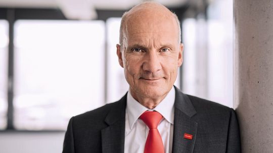 Vorstand und CEO von dataTec Hans Steiner: „Mit Konsequenz und schnell eingeführten Maßnahmen erfolgreich gegen die Corona-Krise.“ Vorstand und CEO von dataTec Hans Steiner: „Mit Konsequenz und schnell eingeführten Maßnahmen erfolgreich gegen die Corona-Krise.“