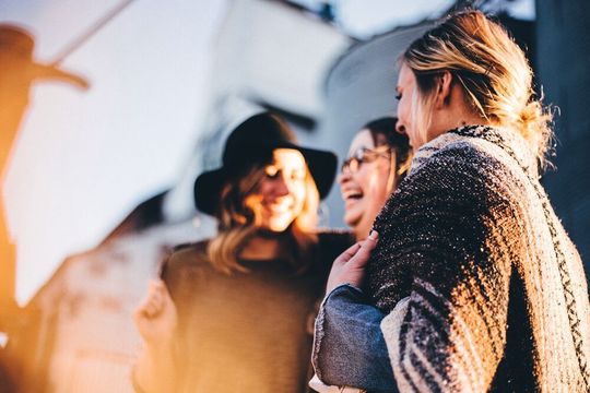 Ist es ein Anlächeln oder ein Auslachen? Emotionen deuten ist ein wesentlicher Teil sozialer Interaktion. Menschen mit Autismus fällt dies jedoch schwer (Symbolbild). Ist es ein Anlächeln oder ein Auslachen? Emotionen deuten ist ein wesentlicher Teil sozialer Interaktion. Menschen mit Autismus fällt dies jedoch schwer (Symbolbild).
