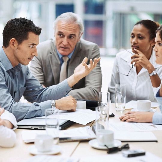 Réunion d'équipe : le rôle de l'humain dans l'entreprise est primordial. Réunion d'équipe : le rôle de l'humain dans l'entreprise est primordial.