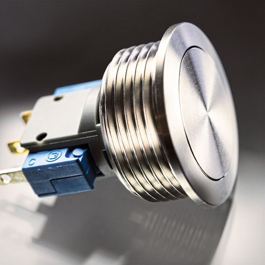 Der Taster MSM 24 im Edelstahlgewand ist für Schaltspannungen von 30 VDC bis 250 VAC und Schaltströme von 0,1 A bis 10 A ausgelegt.