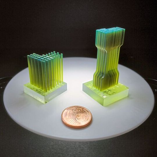 Upnano kann mit seinem 3D-Drucker nun in einem Baujob entweder 30 Biegefestigkeits-Probekörper (links) oder zwölf Zugfestigkeits-Probekörper (rechts) drucken. Upnano kann mit seinem 3D-Drucker nun in einem Baujob entweder 30 Biegefestigkeits-Probekörper (links) oder zwölf Zugfestigkeits-Probekörper (rechts) drucken.