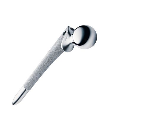 Durch das spezielle Verfahren treten ein Abplatzen der Randzone oder Risse nicht auf. Dieser Aspekt spielt besonders bei Implantaten im menschlichen Körper, hier ein Hüftimplantat, eine wichtige Rolle. Durch das spezielle Verfahren treten ein Abplatzen der Randzone oder Risse nicht auf. Dieser Aspekt spielt besonders bei Implantaten im menschlichen Körper, hier ein Hüftimplantat, eine wichtige Rolle.
