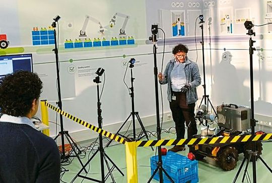 En collaboration avec de nombreux experts de Wageningen dans ces domaines d'application, l'unité conçoit des systèmes de robotique agricole pour le bétail, l'agriculture de plein champ, l'horticulture et les chaînes du frais. En collaboration avec de nombreux experts de Wageningen dans ces domaines d'application, l'unité conçoit des systèmes de robotique agricole pour le bétail, l'agriculture de plein champ, l'horticulture et les chaînes du frais.