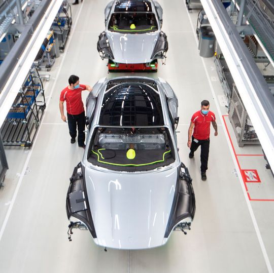 Mitarbeiter der Porsche AG haben in der Produktion des batterieelektrische angetriebenen Sportwagens Porsche Taycan einen Mundschutz an. Die Aufträge in der deutschen Industrie, vor allem in der Autobranche, wachsen derzeit stark. Der Industrieverband BDI sieht aber keine schnelle Erholung der Wirtschaft schon im Herbst. Mitarbeiter der Porsche AG haben in der Produktion des batterieelektrische angetriebenen Sportwagens Porsche Taycan einen Mundschutz an. Die Aufträge in der deutschen Industrie, vor allem in der Autobranche, wachsen derzeit stark. Der Industrieverband BDI sieht aber keine schnelle Erholung der Wirtschaft schon im Herbst.