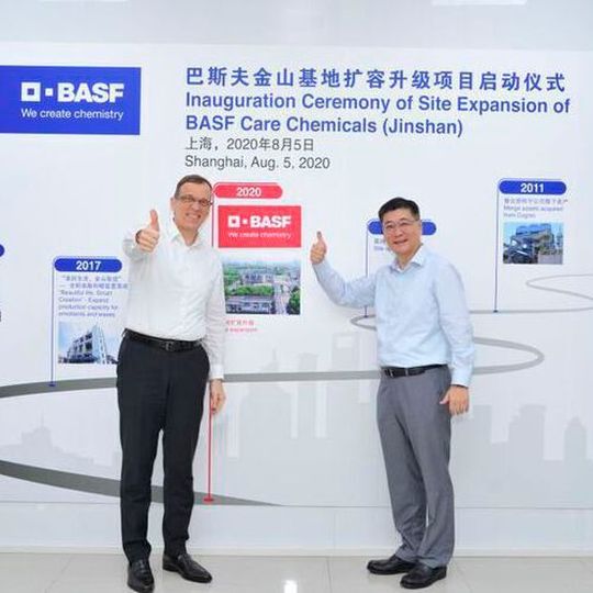 Liu Jian, Governor of Jinshan District, Shanghai (right) and Dr. Stephan Kothrade, President and Chairman Greater China BASF, together posted the BASF plaque at the company’s latest investment milestone, to increase its alkoxylate capacity in Asia Pacific. Liu Jian, Governor of Jinshan District, Shanghai (right) and Dr. Stephan Kothrade, President and Chairman Greater China BASF, together posted the BASF plaque at the company’s latest investment milestone, to increase its alkoxylate capacity in Asia Pacific.