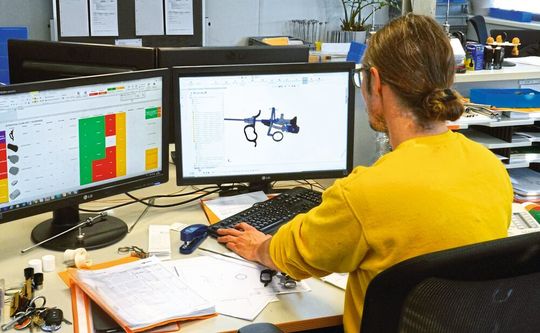 Konstruktionsarbeitsplatz bei Trokamed in Geisingen. Insgesamt sind dort fünf Solidworks-Arbeitsplätze installiert. Konstruktionsarbeitsplatz bei Trokamed in Geisingen. Insgesamt sind dort fünf Solidworks-Arbeitsplätze installiert.