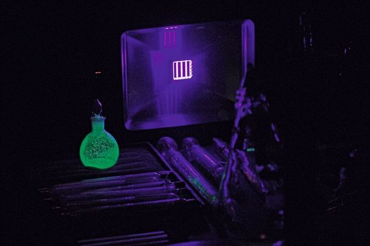Beim Experimentieren mit Kathodenstrahlen entdeckt Wilhelm Conrad Röntgen eine neue Strahlenart. Beim Experimentieren mit Kathodenstrahlen entdeckt Wilhelm Conrad Röntgen eine neue Strahlenart.