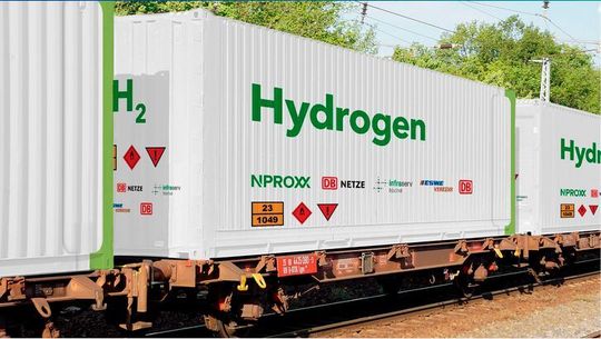Die Anlieferung von Wasserstoff auf dem Gleis ist technisch und rechtlich bereits möglich, natürlich nicht in solchen Containern wie in dieser Collage gezeigt. Die geeigneten Transportbehälter fehlen noch. Die Anlieferung von Wasserstoff auf dem Gleis ist technisch und rechtlich bereits möglich, natürlich nicht in solchen Containern wie in dieser Collage gezeigt. Die geeigneten Transportbehälter fehlen noch.