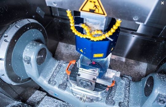 Holographische Sensorsysteme wie das am Fraunhofer-IPM entwickelte Holo Cut können heute schon interferometrisch präzise Messungen innerhalb anspruchsvoller Mehrachssysteme (zum Beispiel Werkzeugmaschinen) durchführen. Mit den Entwicklungen im Projekt Miame werden erstmals auch interferomertrische Absolutmessungen möglich – das fehlende Puzzlestück zur optischen Koordinatenmessmaschine. Holographische Sensorsysteme wie das am Fraunhofer-IPM entwickelte Holo Cut können heute schon interferometrisch präzise Messungen innerhalb anspruchsvoller Mehrachssysteme (zum Beispiel Werkzeugmaschinen) durchführen. Mit den Entwicklungen im Projekt Miame werden erstmals auch interferomertrische Absolutmessungen möglich – das fehlende Puzzlestück zur optischen Koordinatenmessmaschine.