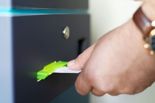 Am Selfservice-Terminal können sowohl der Check-in als auch der Check-out vom Lkw-Fahrer selbstständig durchgeführt werden. Am Selfservice-Terminal können sowohl der Check-in als auch der Check-out vom Lkw-Fahrer selbstständig durchgeführt werden.
